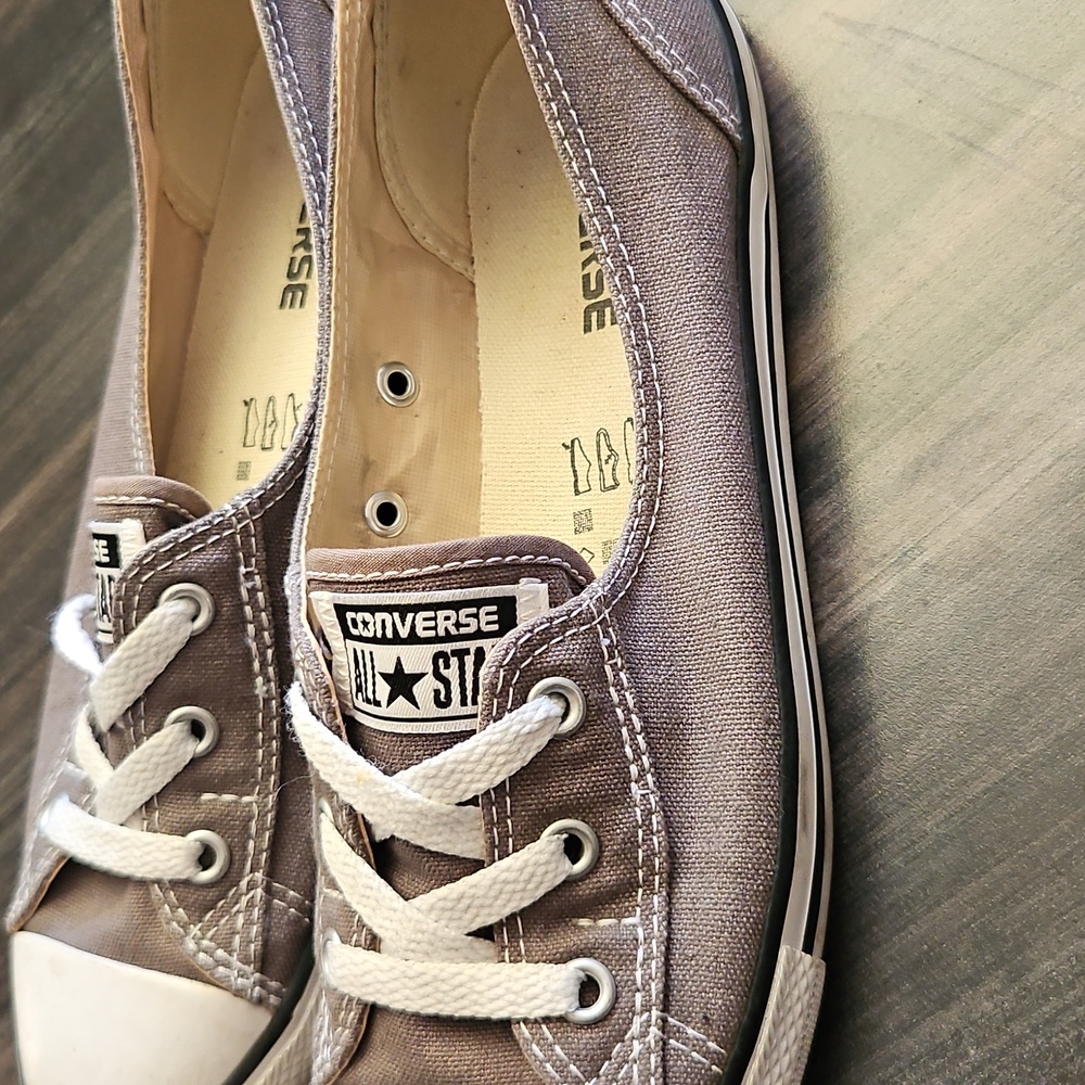 Size 9 Clean Converse! - Picture 4 of 6